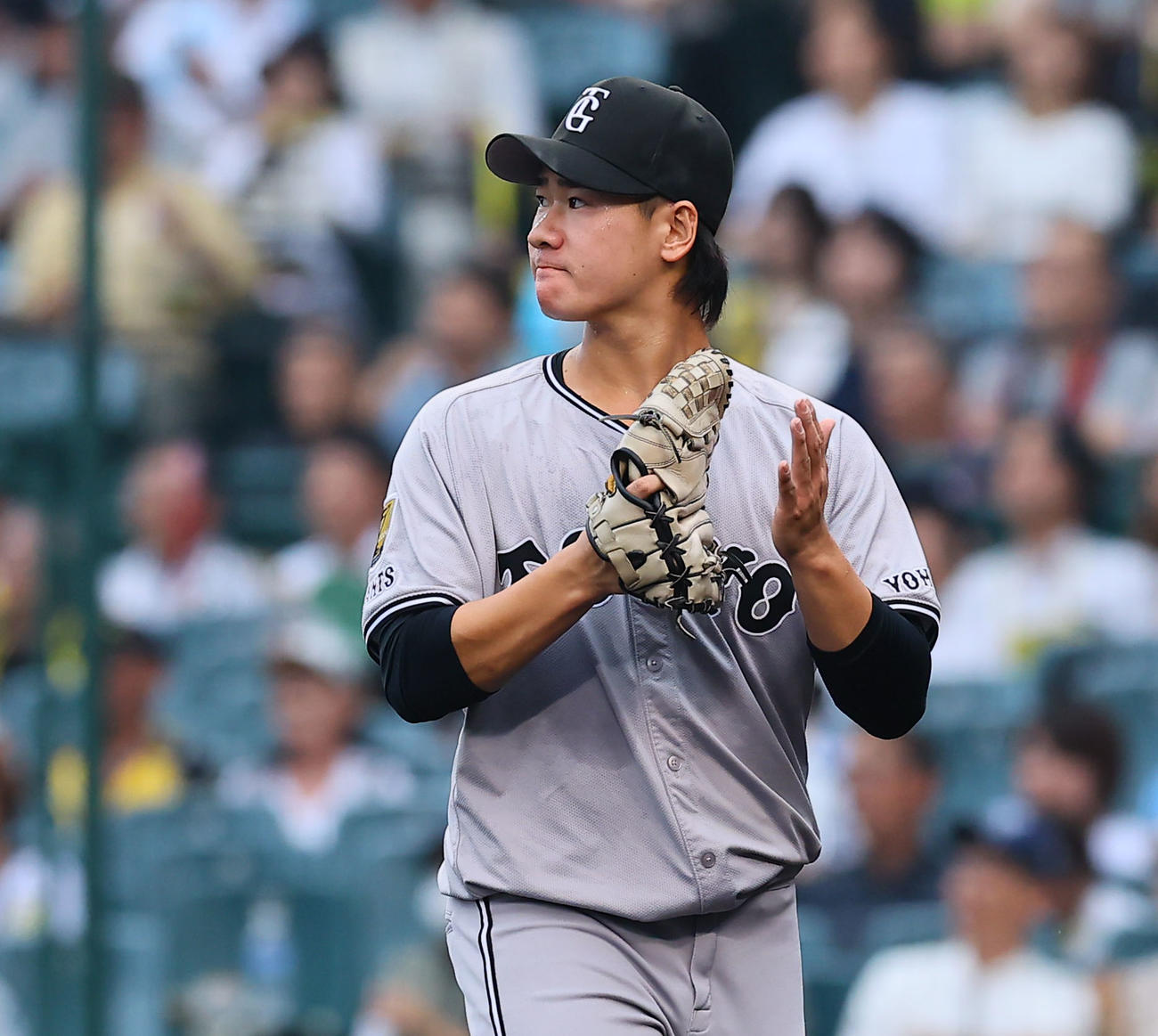 阪神対巨人　1回裏阪神2死一塁、佐藤輝を二ゴロに打ち取りグラブをたたく井上（撮影・藤尾明華）
