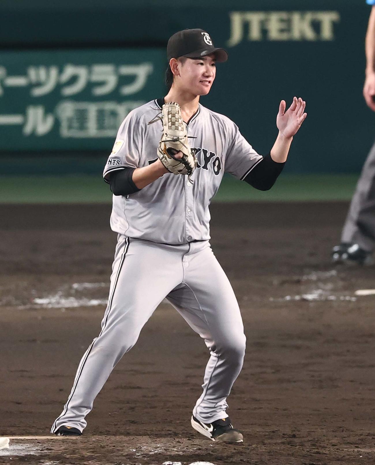 阪神対巨人　5回裏阪神2死一、二塁、中野を三直に打ち取った井上はグラブをたたいて喜ぶ（撮影・上田博志）