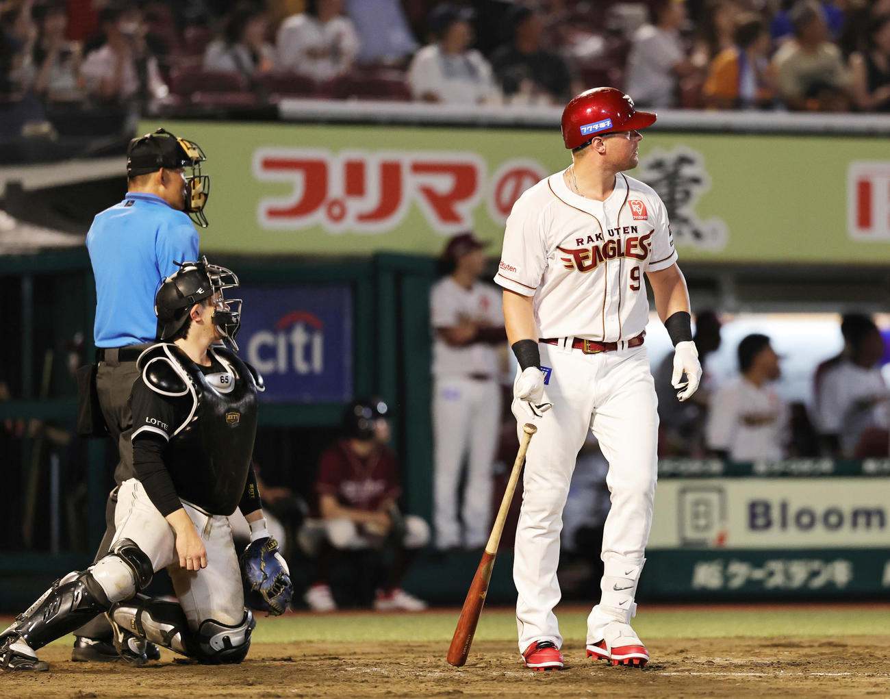 楽天対ロッテ　7回裏楽天1死一塁、左越え2点本塁打を放つボイト（撮影・野上伸悟）