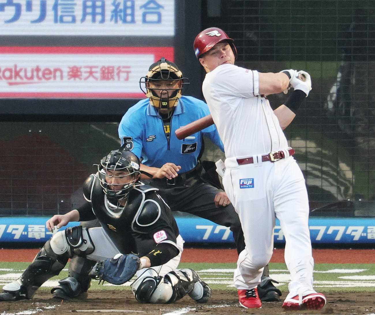 楽天対ロッテ　2回裏楽天2死、初打席で空振り三振に倒れるボイト（撮影・野上伸悟）