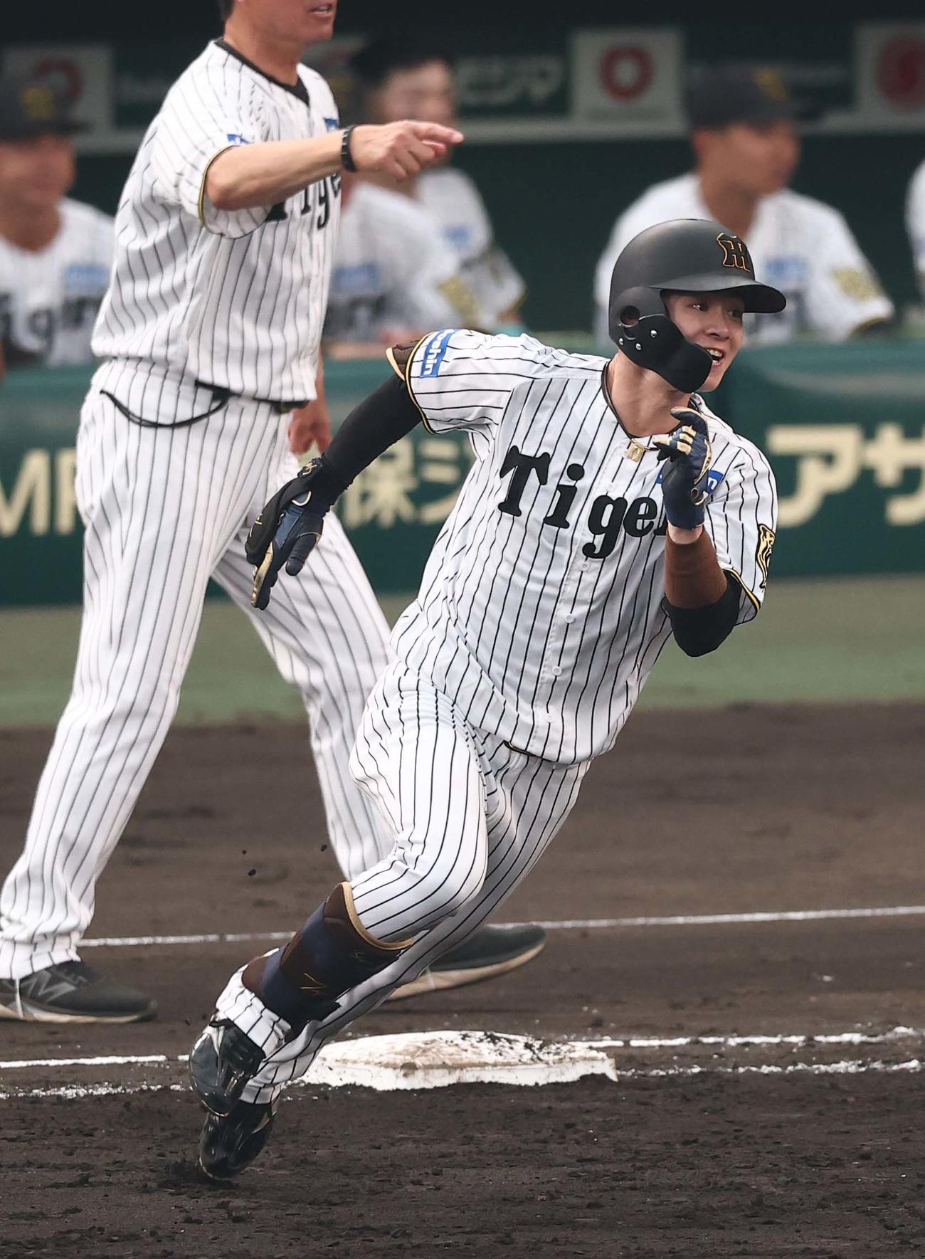 阪神対巨人　3回裏阪神2死、左前打を放った中野は中山の後逸で三塁へ進む（撮影・上田博志）