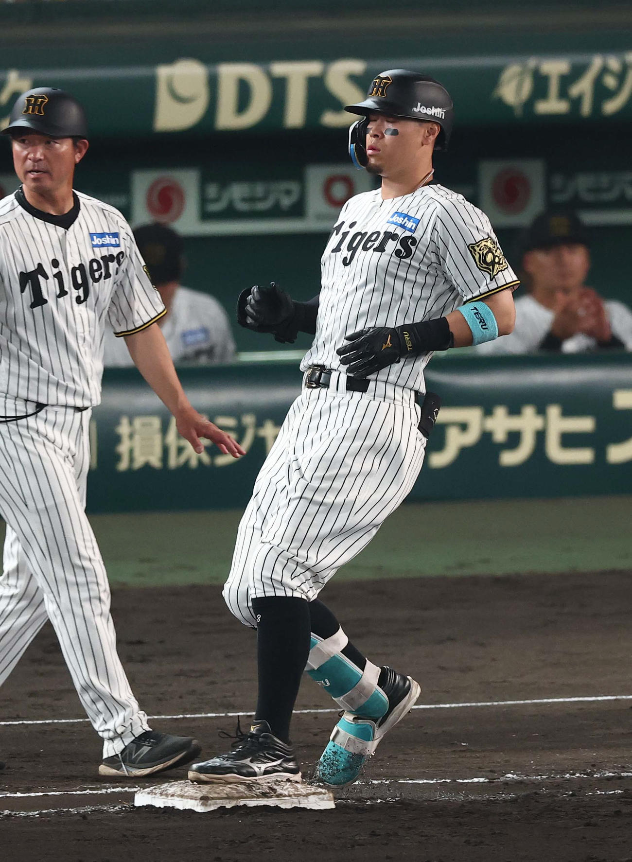 阪神対巨人　6回裏阪神1死、佐藤輝は内野安打を放つ（撮影・上田博志）