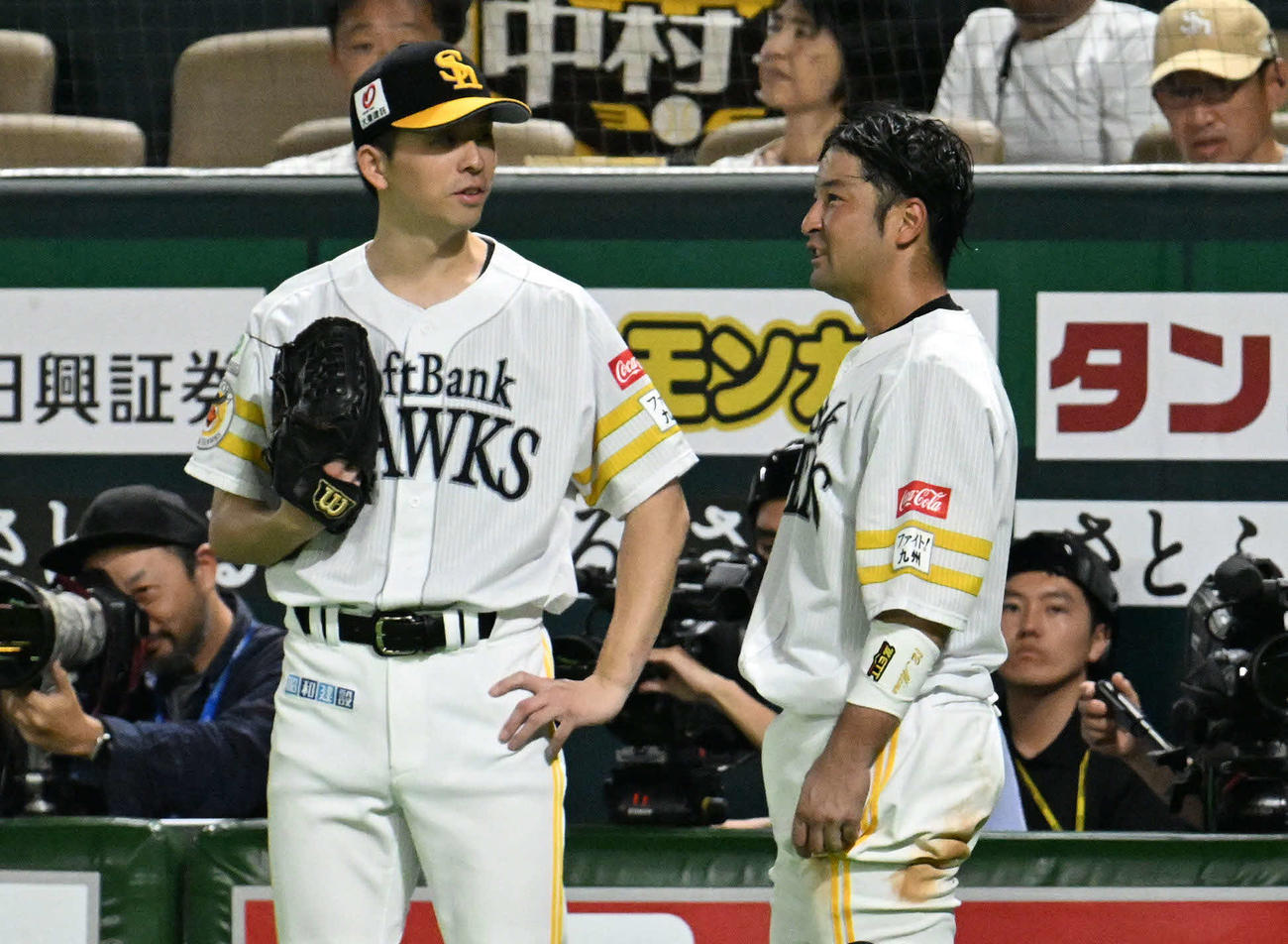 ソフトバンク対日本ハム　6回裏、大関（左）と話す嶺井（撮影・林敢治）