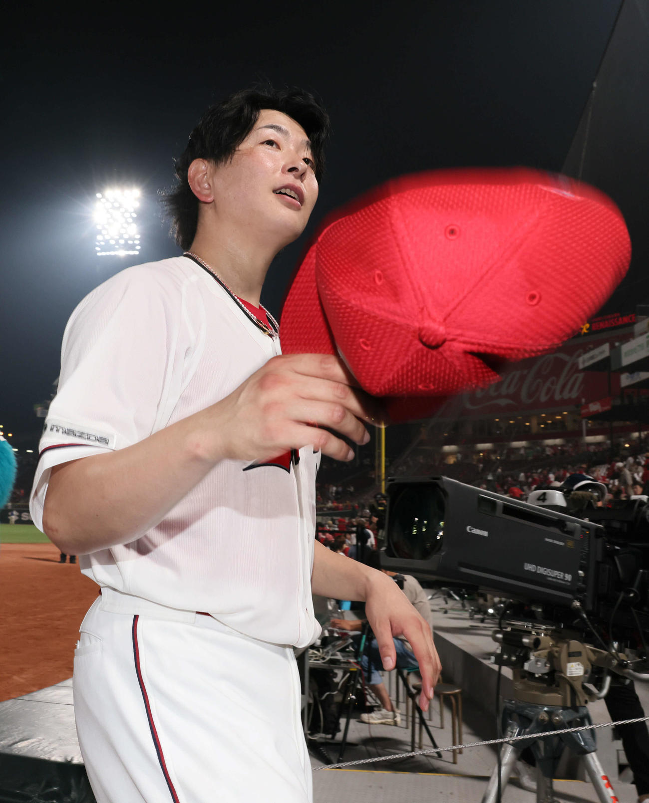 ファンの声援に応える大瀬良（撮影・加藤孝規）