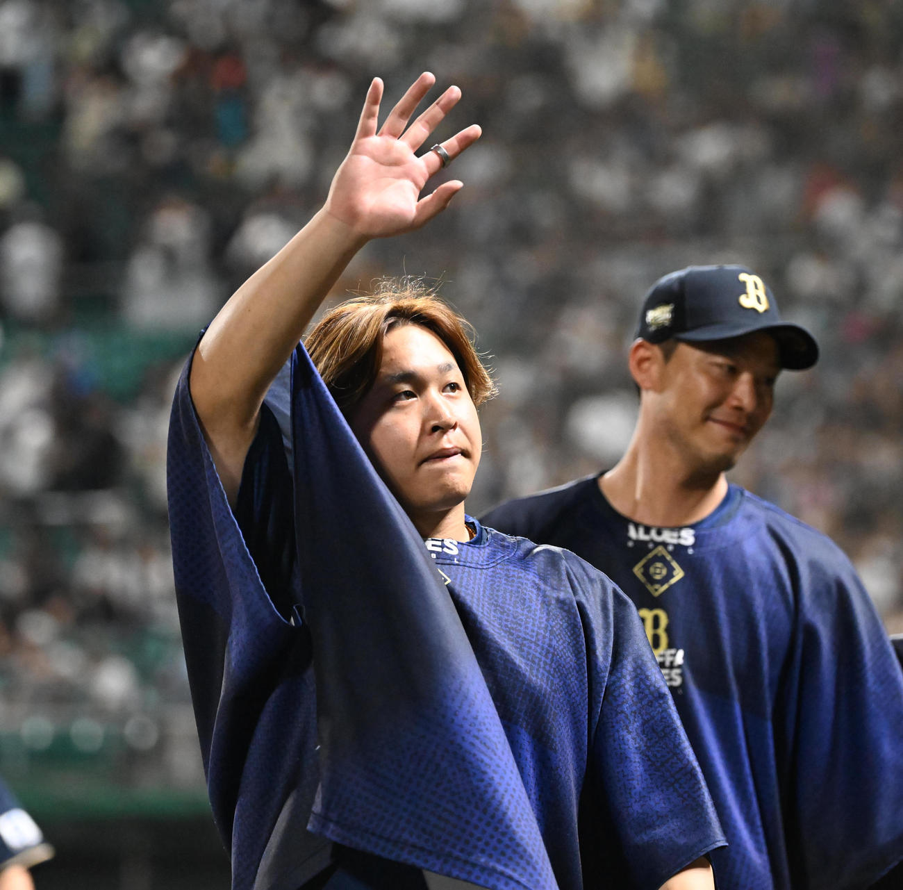西武対オリックス　西武に勝利し、ファンに手を振るオリックス宮城（撮影・和賀正仁）