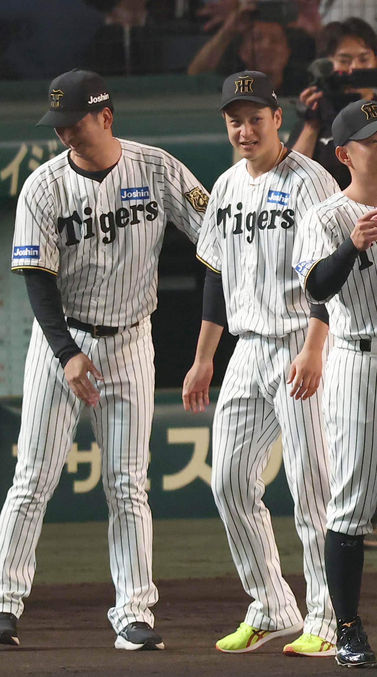 阪神対巨人　藤川監督（左）のねぎらいに笑顔を見せる大竹（撮影・上田博志）