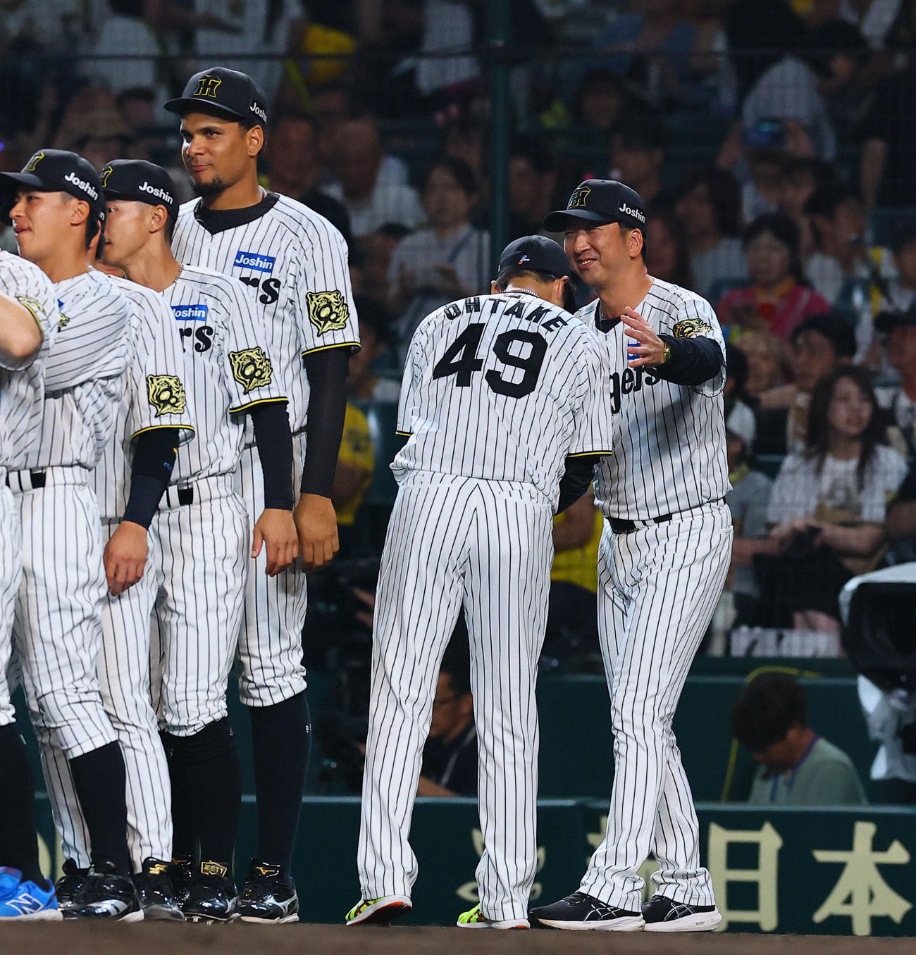 阪神対巨人　巨人に勝利し、大竹耕太郎と握手を交わす阪神藤川監督（右端）（撮影・藤尾明華）