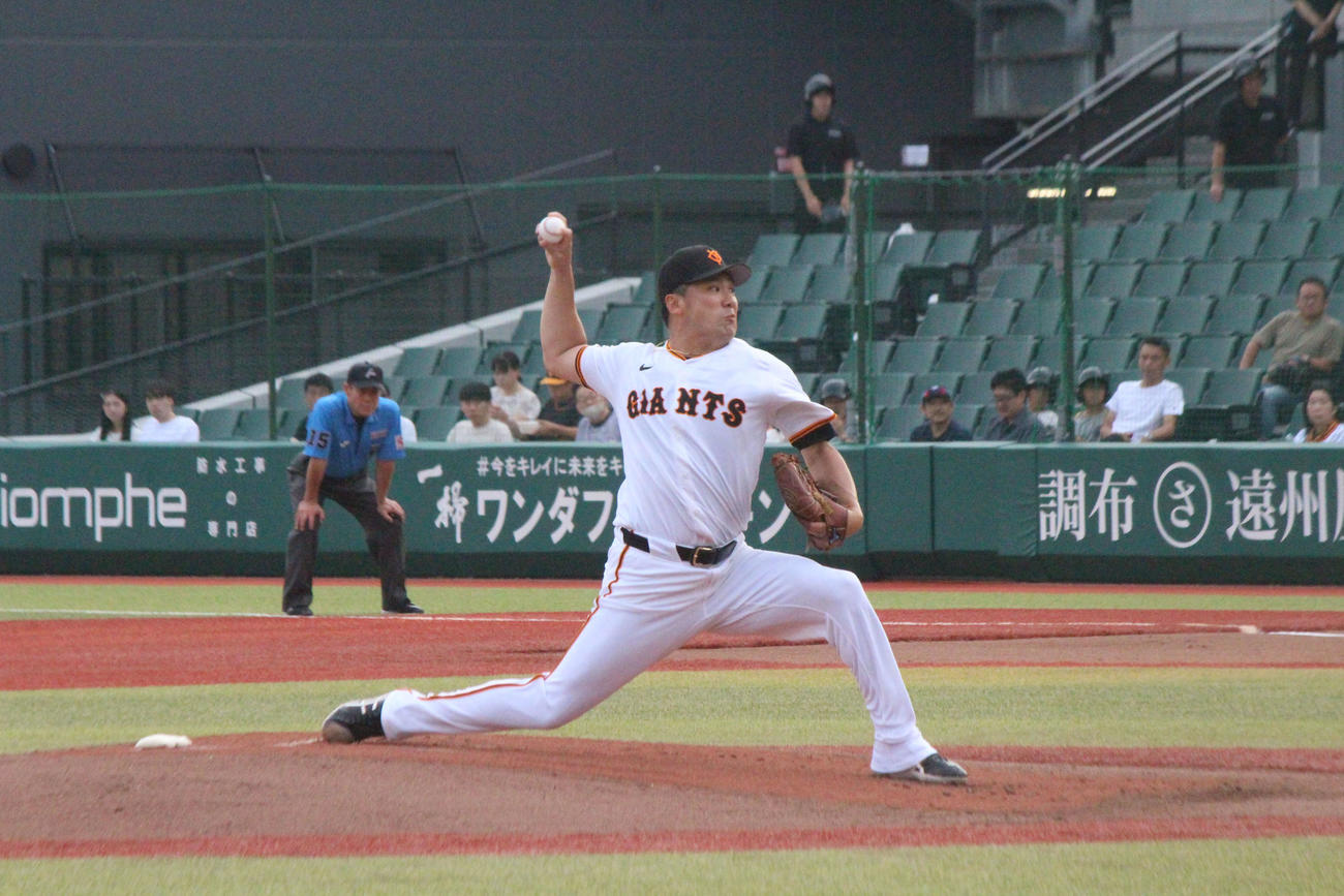 初回に力強く投げ込む田中