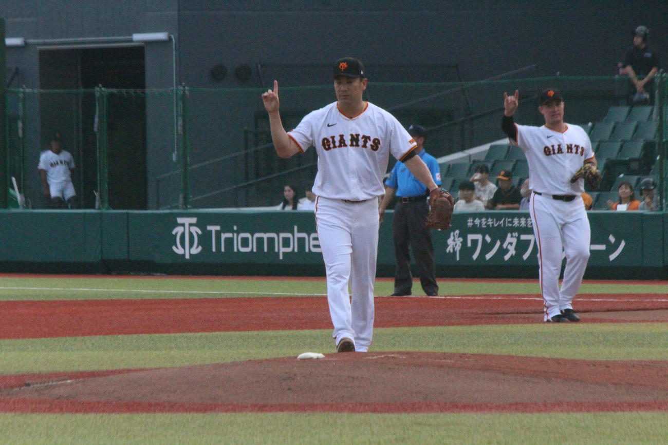 ランナーを打ち取り人さし指を掲げる田中