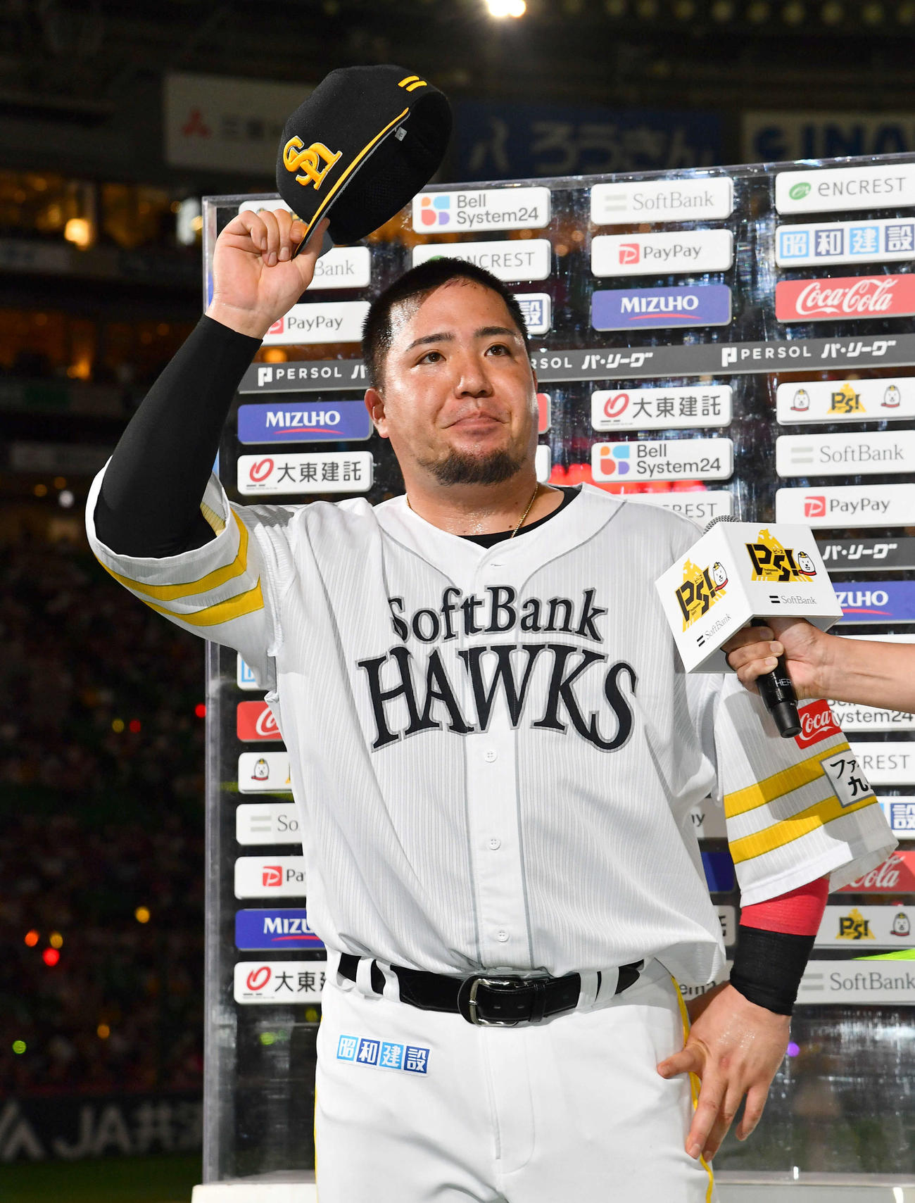 ソフトバンク対日本ハム　日本ハムにサヨナラ勝利し、ヒーローインタビューでファンに一礼する山川（撮影・岩下翔太）