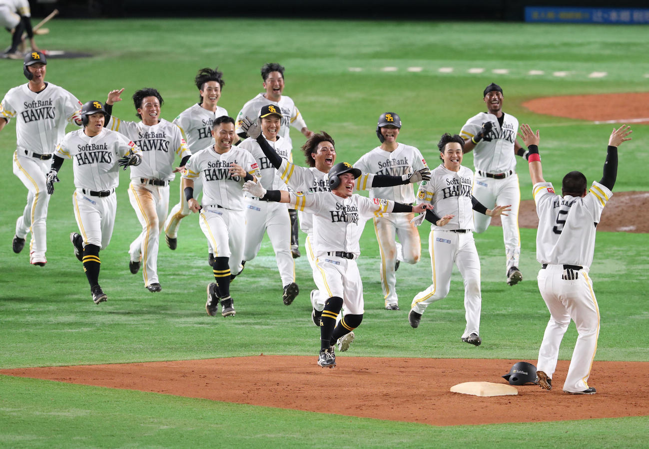 ソフトバンク対日本ハム　9回裏ソフトバンク1死一、三塁、山川の左越えサヨナラ2点適時二塁打で大喜びするソフトバンクナイン（撮影・梅根麻紀）