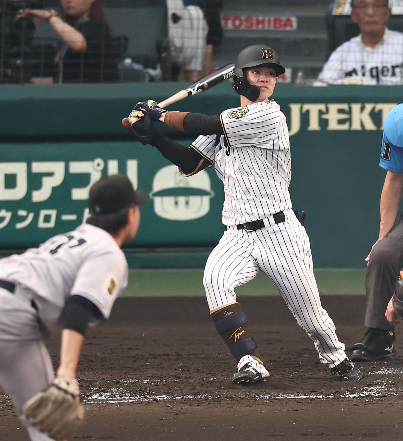 阪神対巨人　3回裏阪神2死、中野は左前打を放つ（撮影・上田博志）