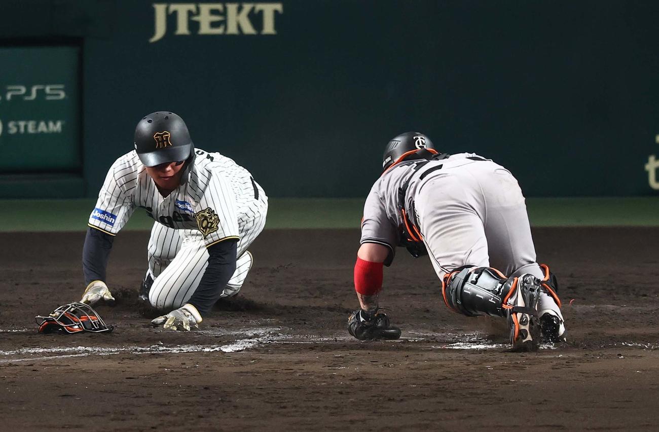 阪神対巨人　8回裏阪神2死一、二塁、大山の適時打で生還する森下。アウトの判定もリクエストで生還となる（撮影・上田博志）