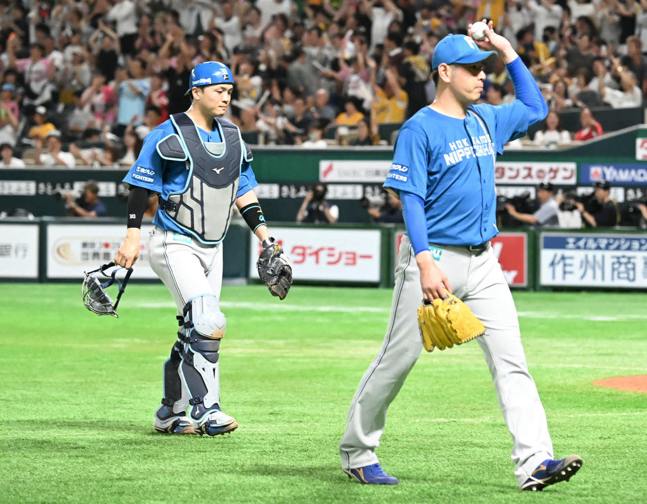 ソフトバンク対日本ハム　9回裏、サヨナラ負けを許した加藤貴（右）は厳しい表情でベンチに引き上げる。左は郡司（撮影・林敢治）