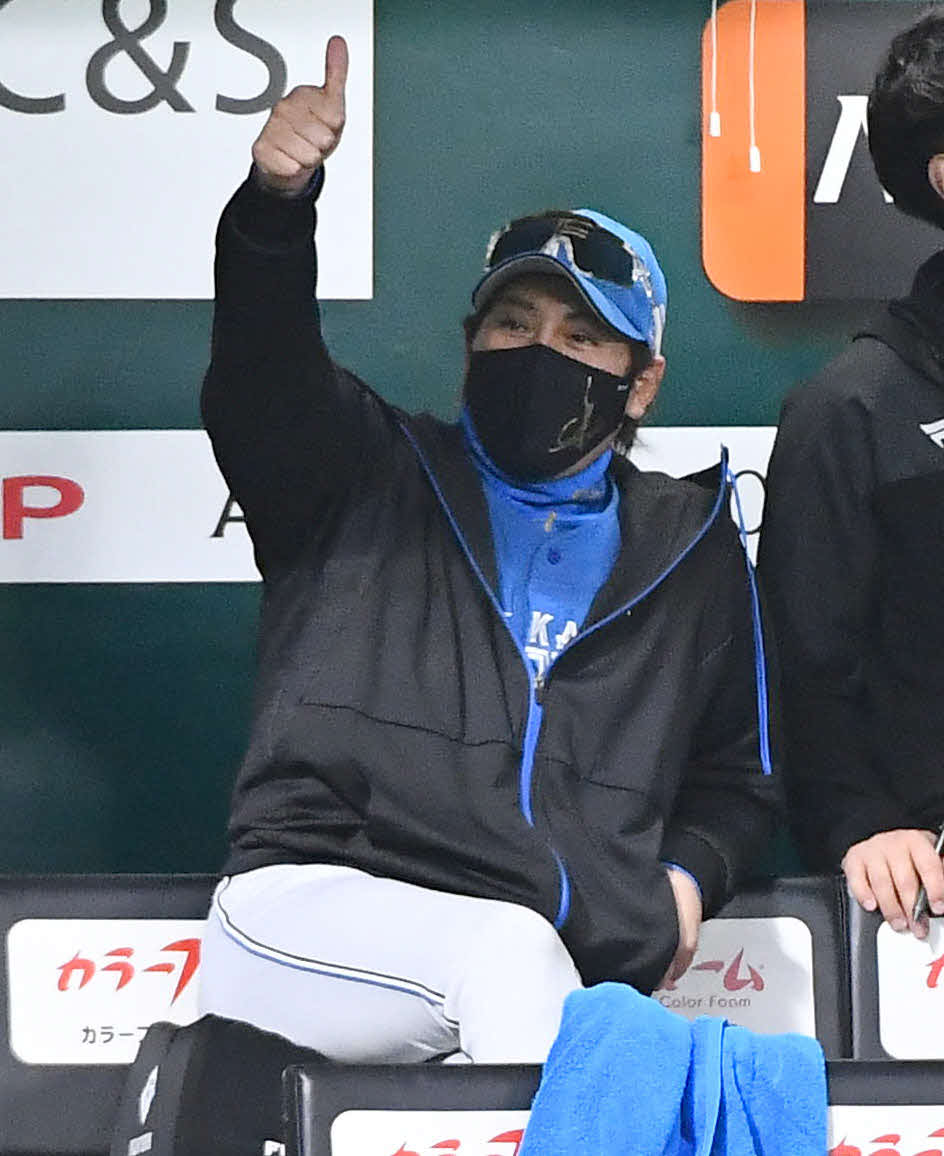 ソフトバンク対日本ハム　9回裏ソフトバンク1死一、三塁、山川の左越え二塁打で一塁走者の緒方が本塁アウトの判定にソフトバンク小久保監督がリクエストし、映像を見てサムズアップを見せる日本ハム新庄監督（撮影・岩下翔太）