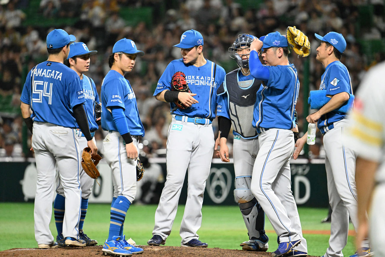 ソフトバンク対日本ハム　9回裏ソフトバンク1死一、三塁、マウンドに集まる日本ハムナイン（撮影・林敢治）