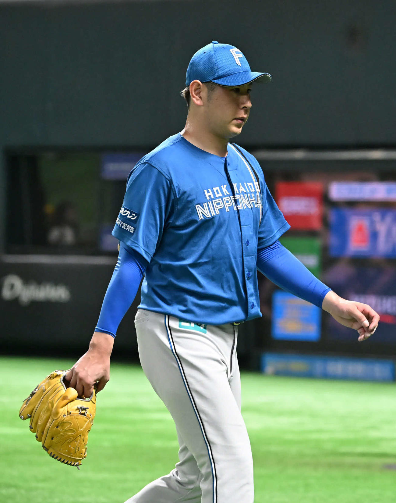 ソフトバンク対日本ハム　逆転負けを許した加藤貴は厳しい表情でベンチに引き上げる（撮影・林敢治）