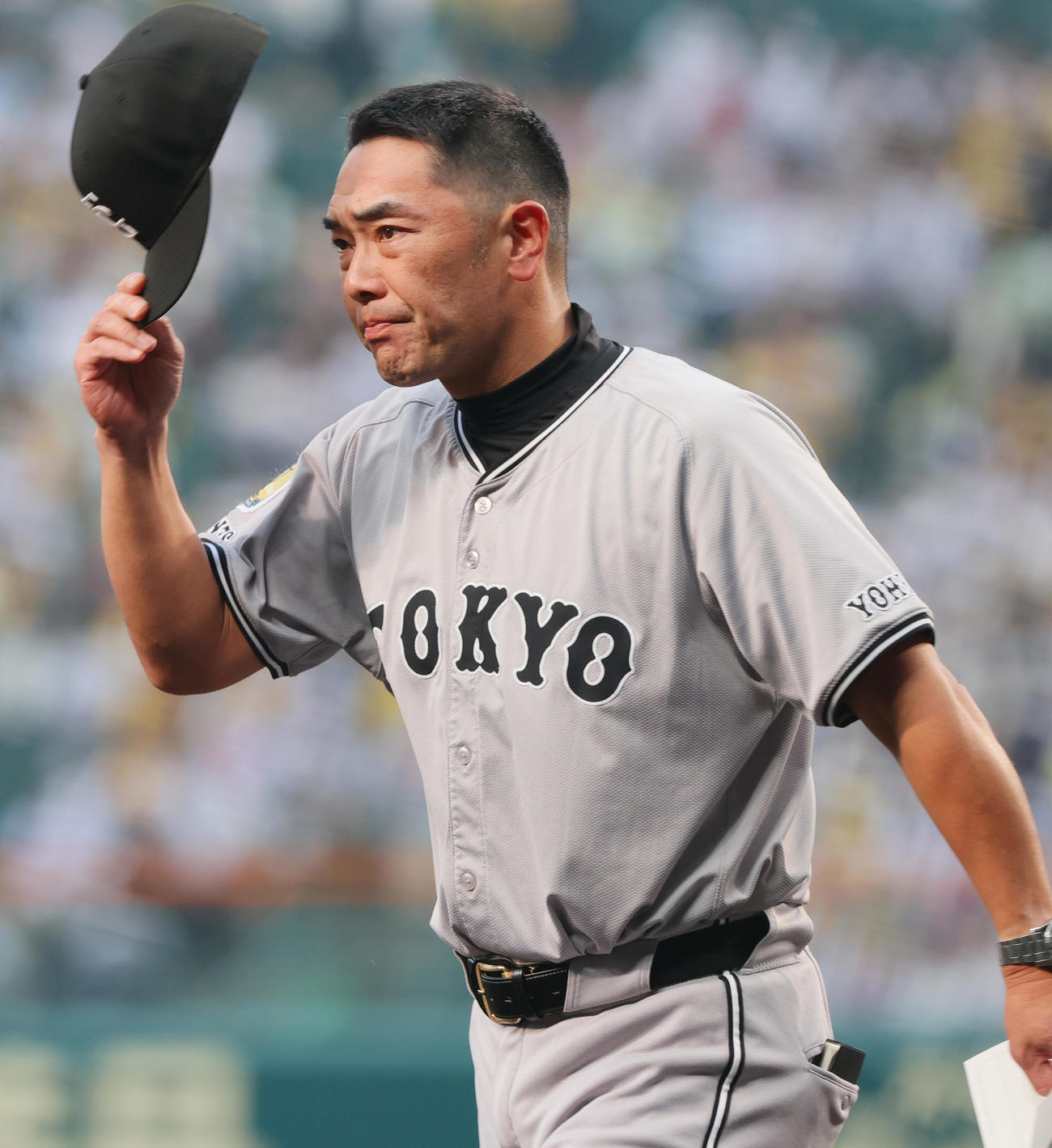 阪神対巨人　巨人阿部監督はオーダー交換を終えベンチに戻る（撮影・上山淳一）