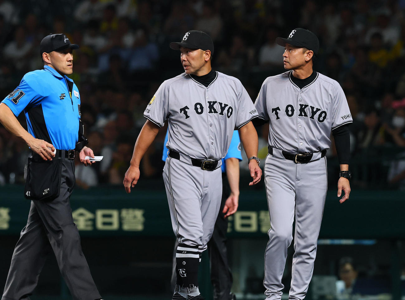阪神対巨人　8回途中、退場を告げられた阿部監督（中央）。右は二岡コーチ（撮影・藤尾明華）