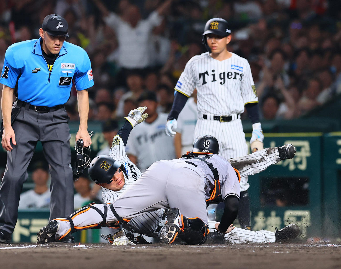 阪神対巨人　8回裏阪神2死一、二塁、大山の遊撃適時内野安打で生還する森下。捕手甲斐。判定はアウトもリクエストでセーフとなる（撮影・藤尾明華）
