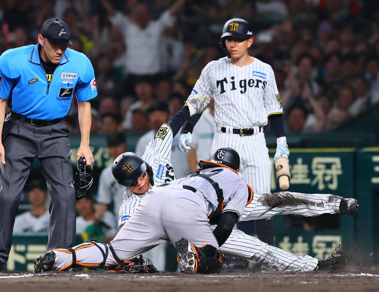 阪神対巨人　8回裏阪神2死一、二塁、大山の遊撃適時内野安打で生還する森下。捕手甲斐。判定はアウトもリクエストでセーフとなる（撮影・藤尾明華）