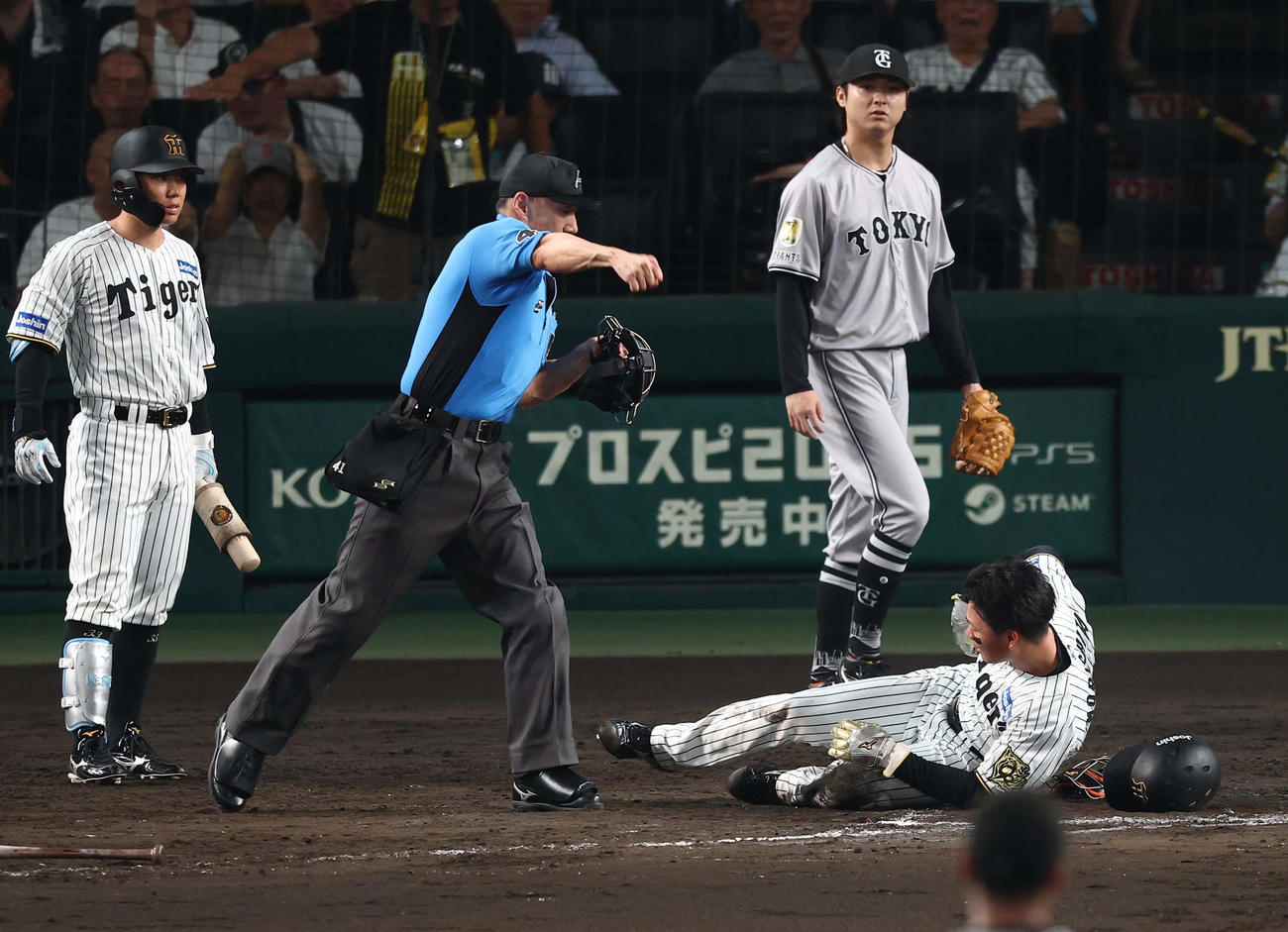 阪神対巨人　8回裏阪神2死一、二塁、大山の適時打で生還する森下。アウトの判定もリクエストで生還となる（撮影・上田博志）