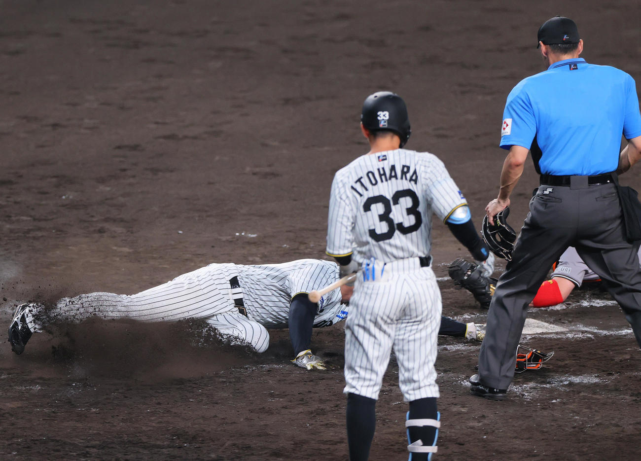 阪神対巨人　8回裏阪神2死一、二塁、大山の遊内野安打で二走森下は捕手甲斐のタッチをかわし生還する（撮影・上山淳一）