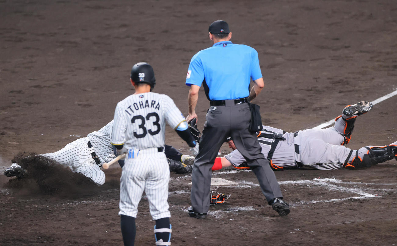阪神対巨人　8回裏阪神2死一、二塁、大山の遊内野安打で二走森下は捕手甲斐のタッチをかわし生還する（撮影・上山淳一）