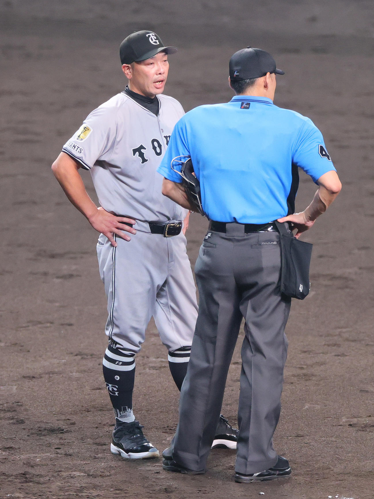 阪神対巨人　8回裏阪神2死一、二塁、大山の遊内野安打で本塁アウトとなった二走森下の判定がリクエストで覆り抗議する巨人阿部監督（撮影・上山淳一）