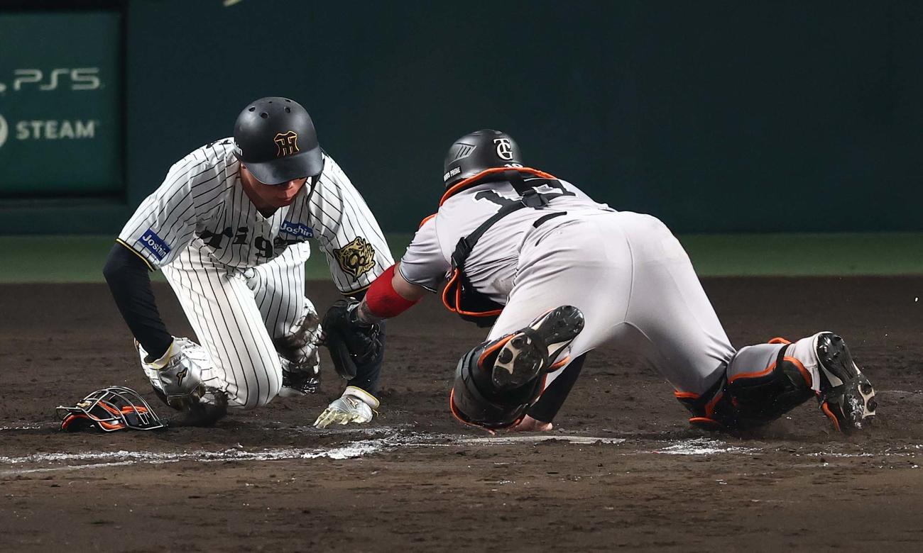 阪神対巨人　8回裏阪神2死一、二塁、大山の適時打で生還する森下。アウトの判定もリクエストで生還となる（撮影・上田博志）