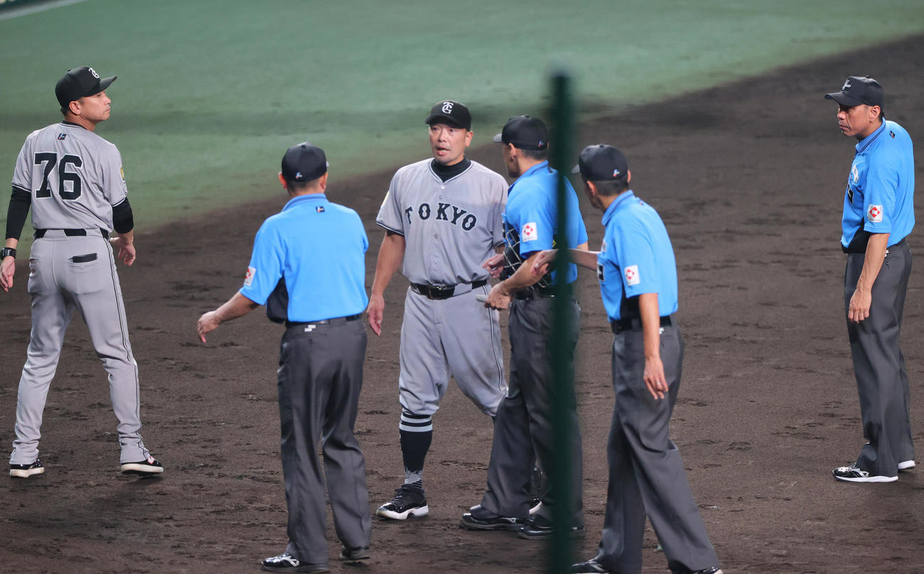 阪神対巨人　8回裏阪神2死一、二塁、大山の遊内野安打で本塁アウトとなった二走森下の判定がリクエストで覆り抗議する巨人阿部監督（左から3人目）（撮影・上山淳一）
