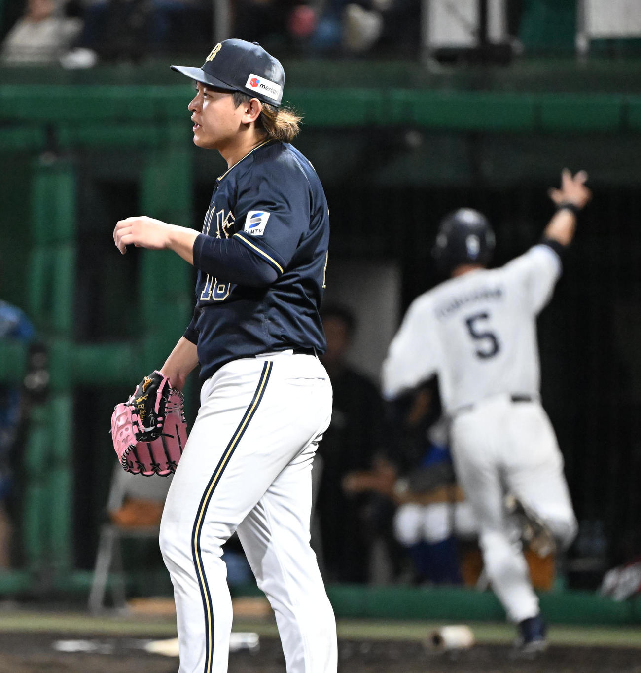 西武対オリックス　6回裏西武2死二塁、炭谷に中前適時打を浴びた宮城（撮影・和賀正仁）