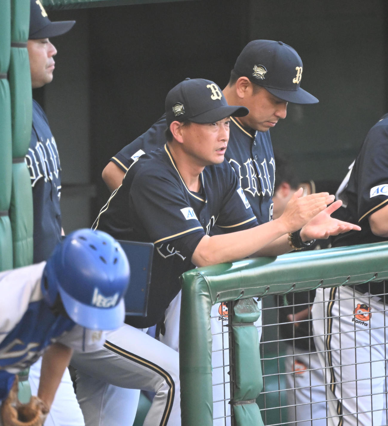 西武対オリックス　ベンチから戦況を見るオリックス岸田監督（撮影・和賀正仁）