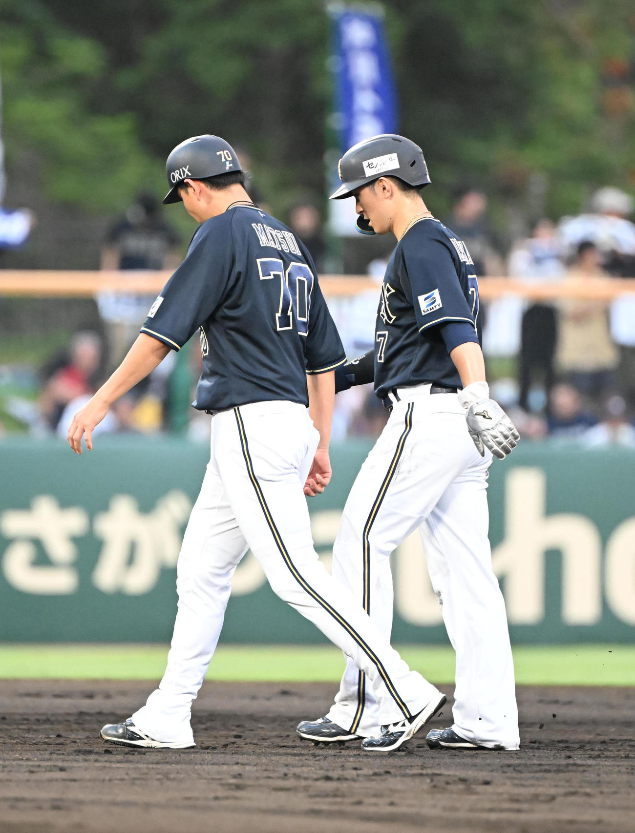 西武対オリックス　3回表オリックス1死一、二塁、森の中飛で帰塁した西川（右）は足を痛め交代となる（2025年7月1日撮影）