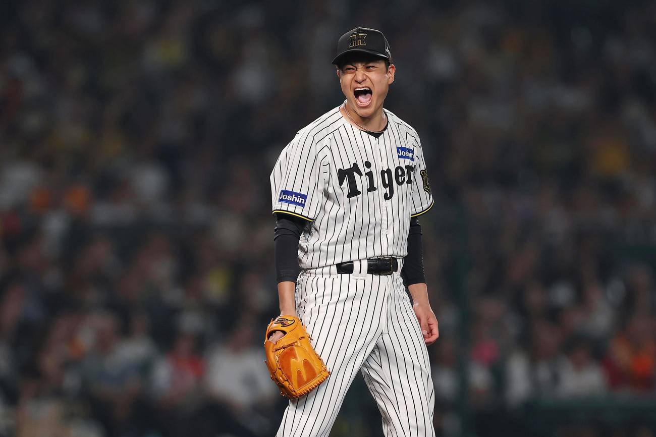 阪神対巨人　8回表巨人2死二塁、泉口を左飛に打ち取り、雄たけびを上げる大竹（撮影・前田充）