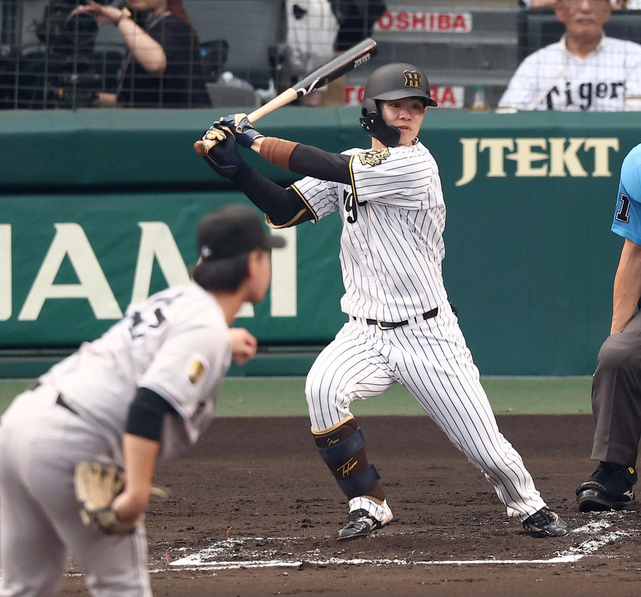 阪神対巨人　1回裏阪神1死、中野は左前打を放つ（撮影・上田博志）