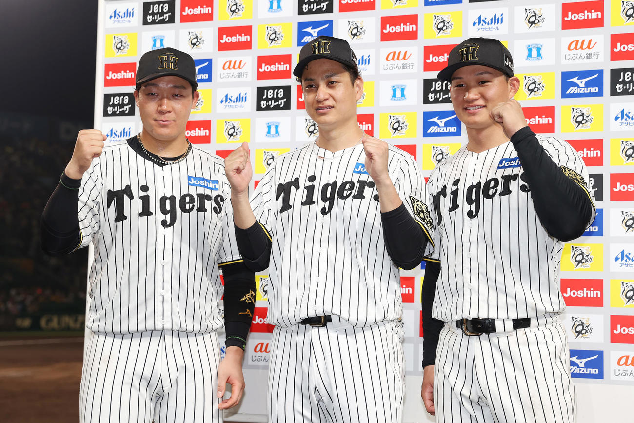 阪神対巨人　お立ち台でガッツポーズする、左から阪神大山、大竹、森下（撮影・前田充）