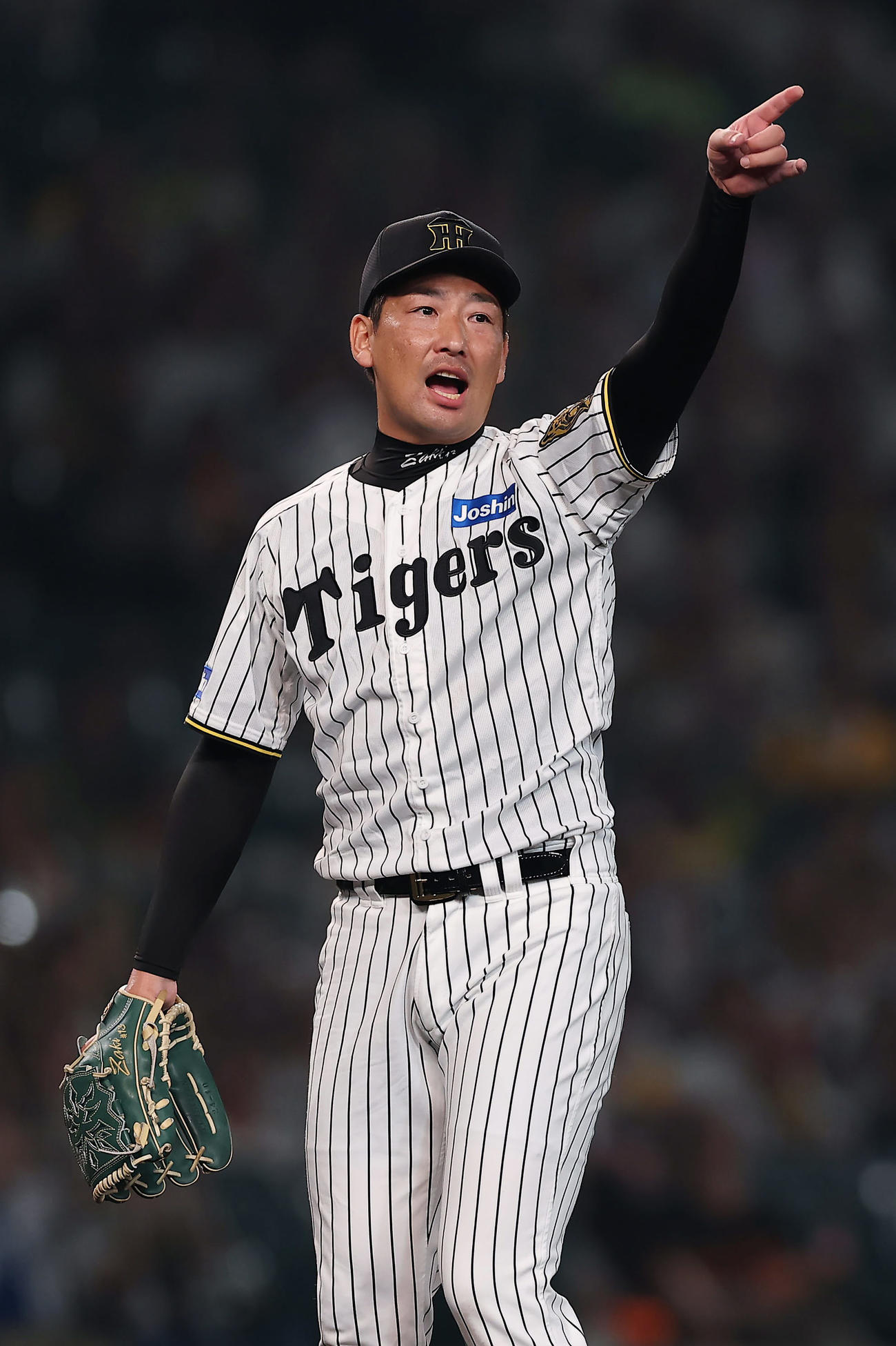 阪神対巨人　9回表巨人2死一塁、坂本を一飛に打ち取る岩崎（撮影・前田充）