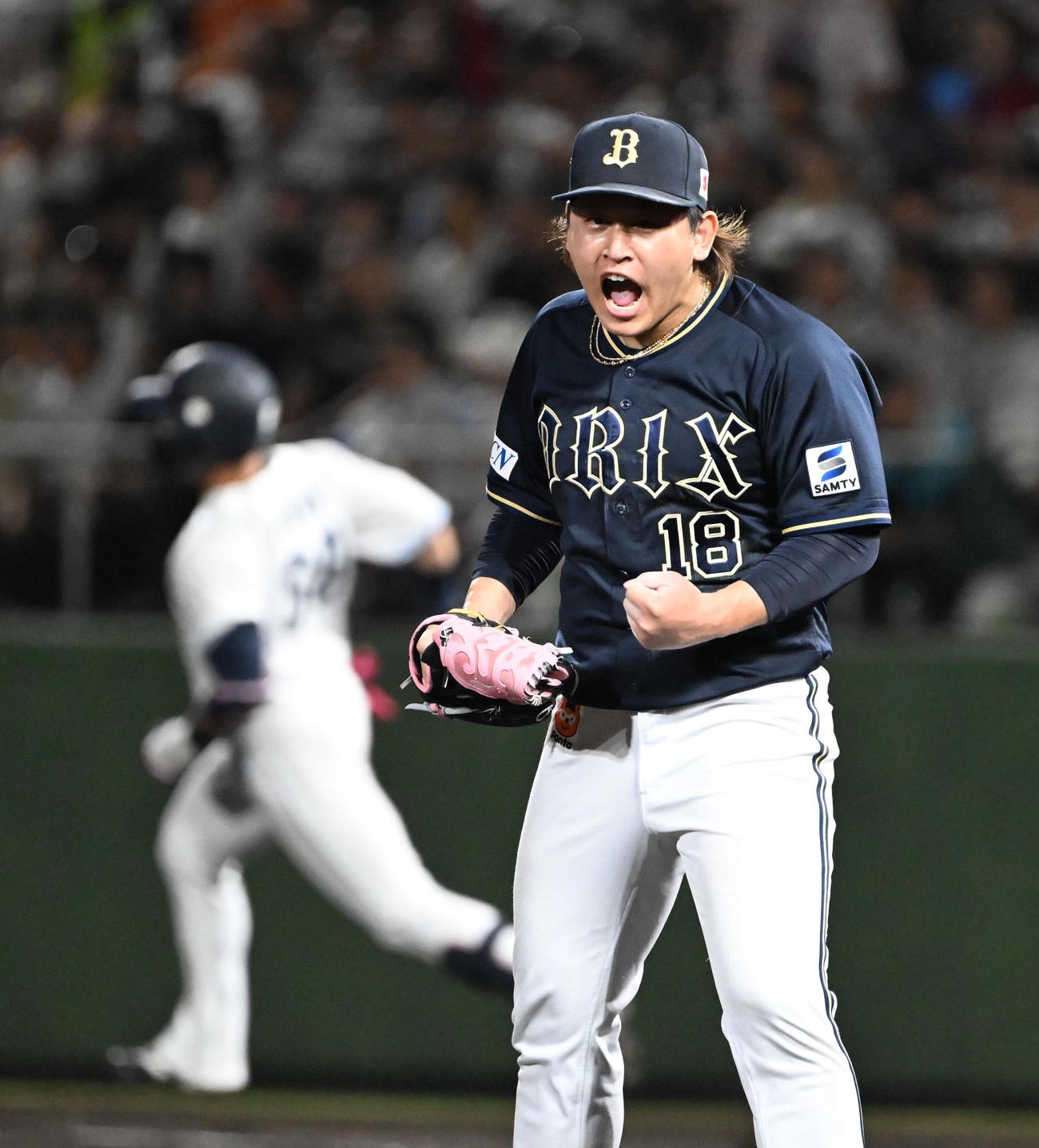 西武対オリックス　5回裏西武2死満塁、岸を中飛に仕留めガッツポーズで雄たけびをあげる宮城（撮影・和賀正仁）