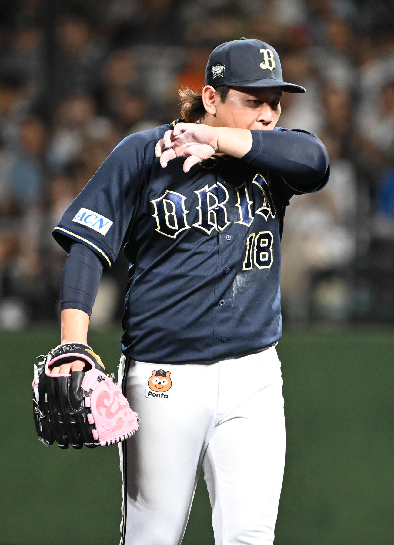 西武対オリックス　6回裏に同点に追いつかれベンチに戻る宮城（撮影・和賀正仁）