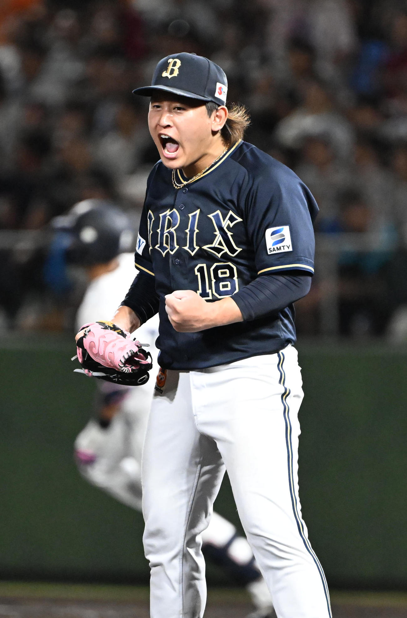 西武対オリックス　5回裏西武2死満塁、岸を中飛に仕留めガッツポーズで雄たけびをあげる宮城（撮影・和賀正仁）