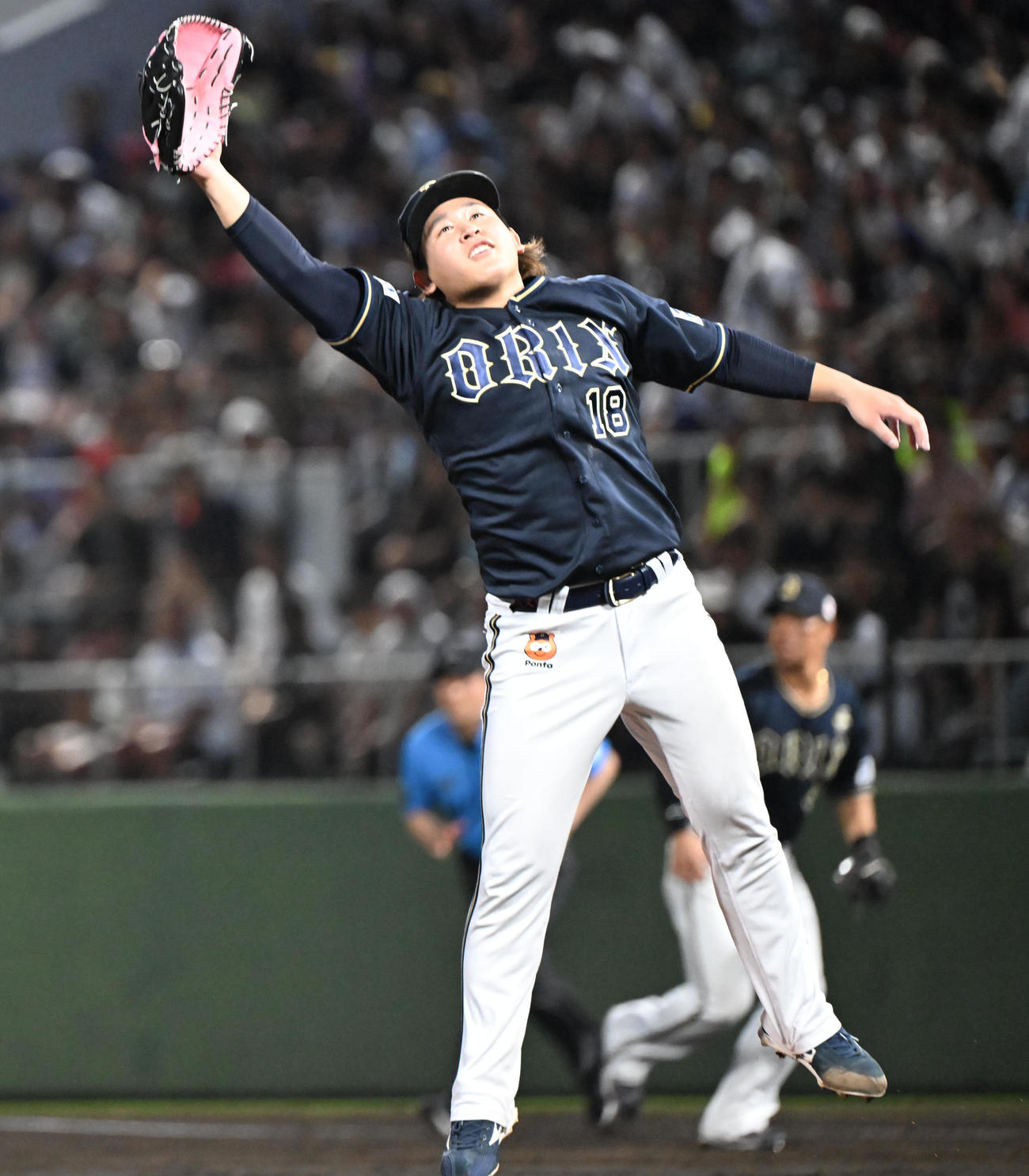 西武対オリックス　4回裏西武2死、ネビンの打球にジャンプし反応する宮城（撮影・和賀正仁）