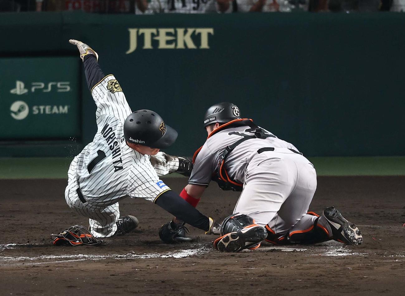 阪神対巨人　8回裏阪神2死一、二塁、大山の適時打で生還する森下。アウトの判定もリクエストで生還となる（撮影・上田博志）