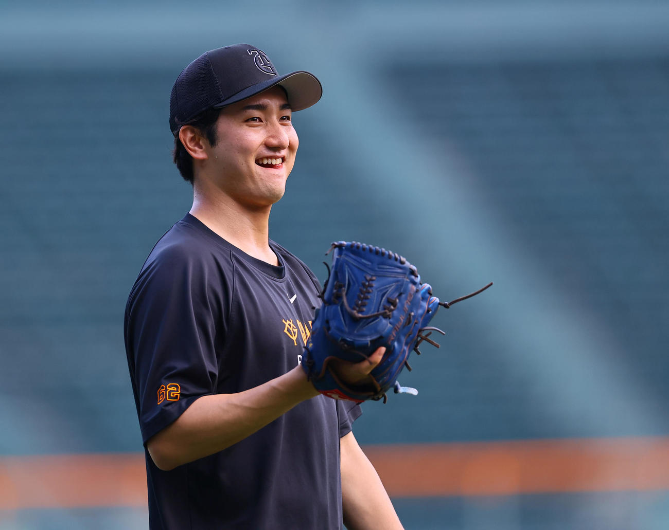 キャッチボールをする巨人横川凱（2025年7月2日撮影）