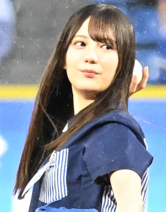 2024年8月、DeNA対中日で始球式を務めた日向坂46の小坂菜緒