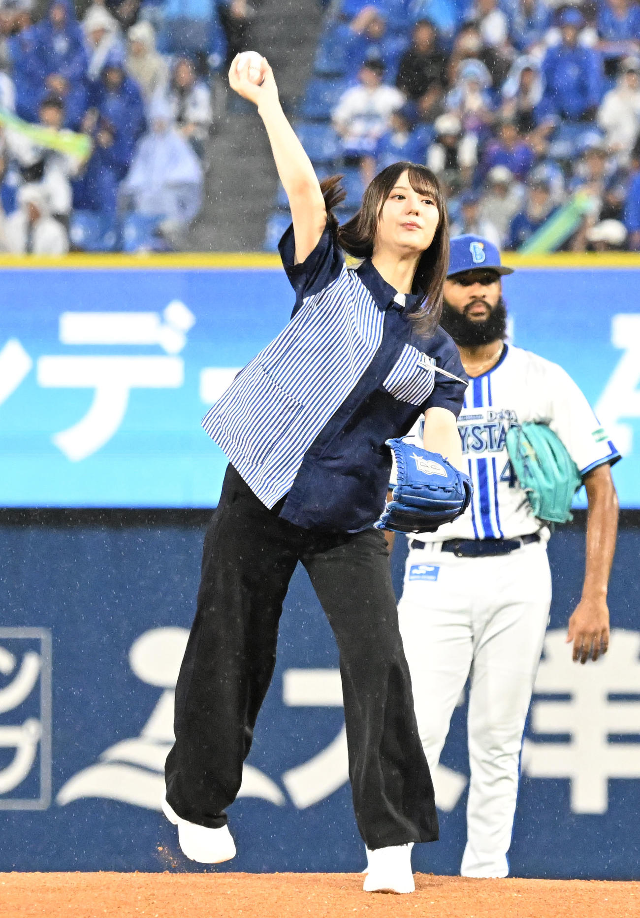 2024年8月、DeNA対中日で始球式を務めた日向坂46の小坂菜緒。右はDeNA先発のジャクソン