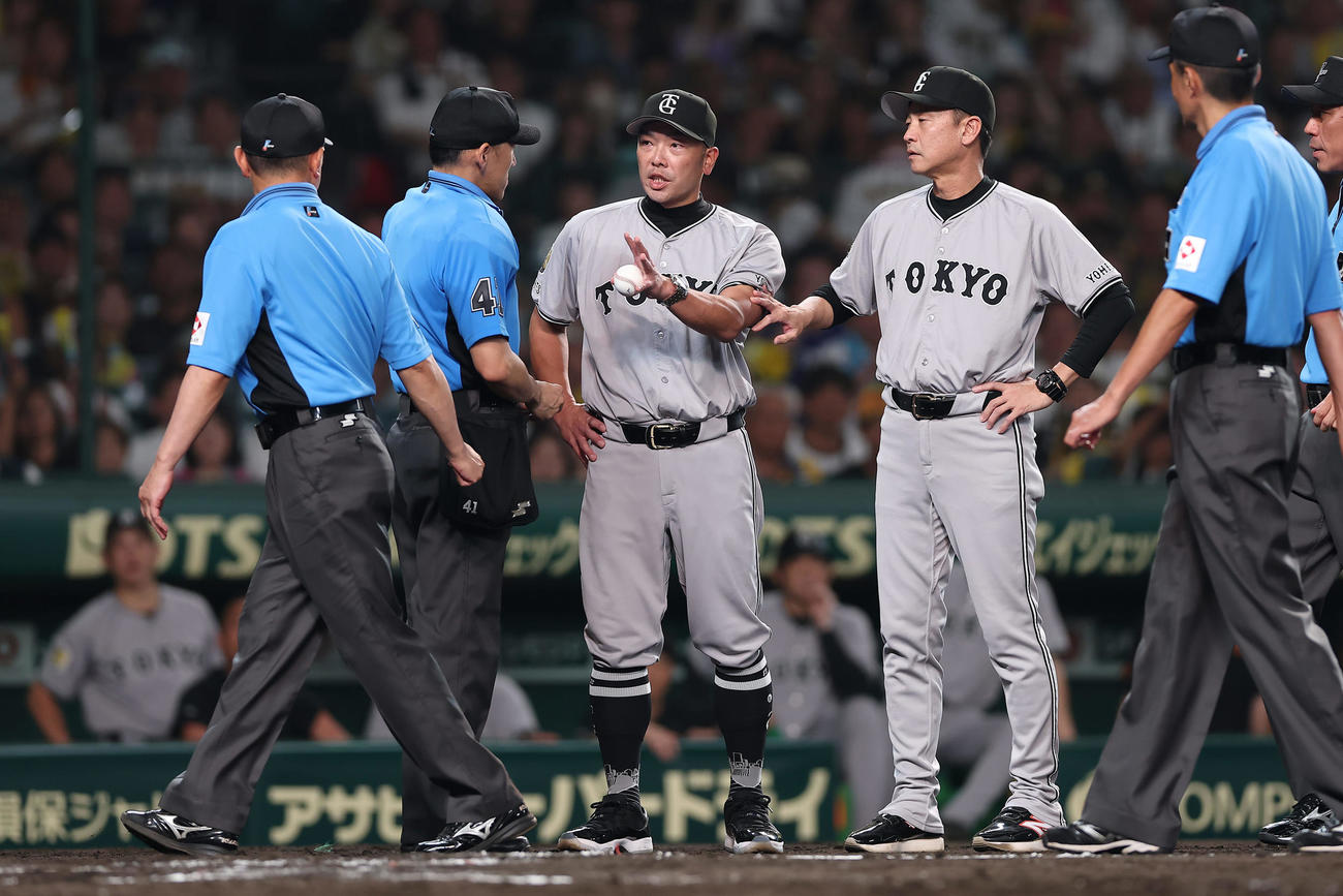 阪神対巨人　8回裏阪神2死一、二塁、大山の遊撃内野安打で本塁を狙った森下のアウト判定がリプレー検証でセーフに覆り、審判に抗議する巨人阿部監督（中央）（撮影・前田充）