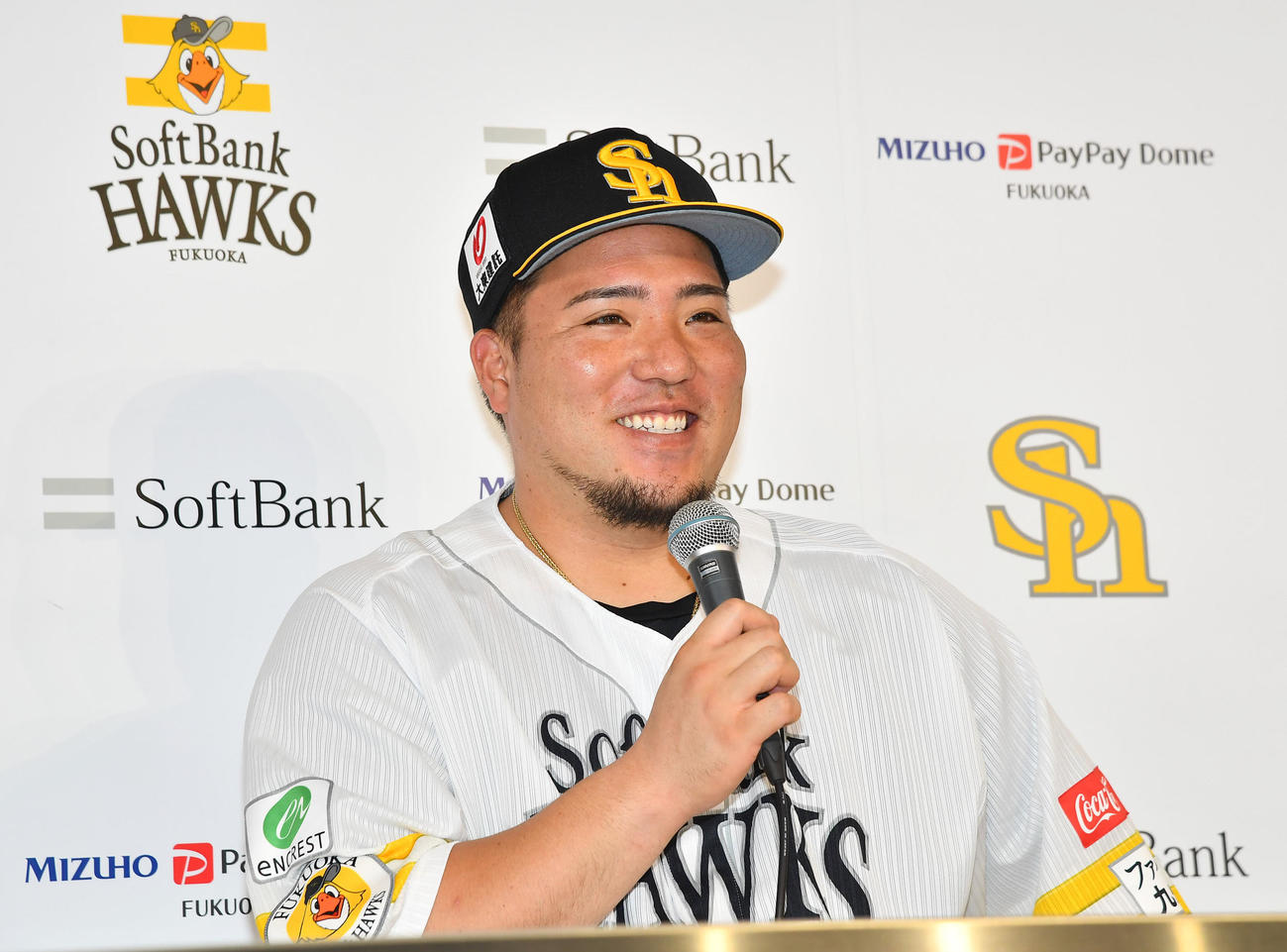 選手間投票でオールスターに選出され、笑顔で会見を行うソフトバンク山川（撮影・岩下翔太）