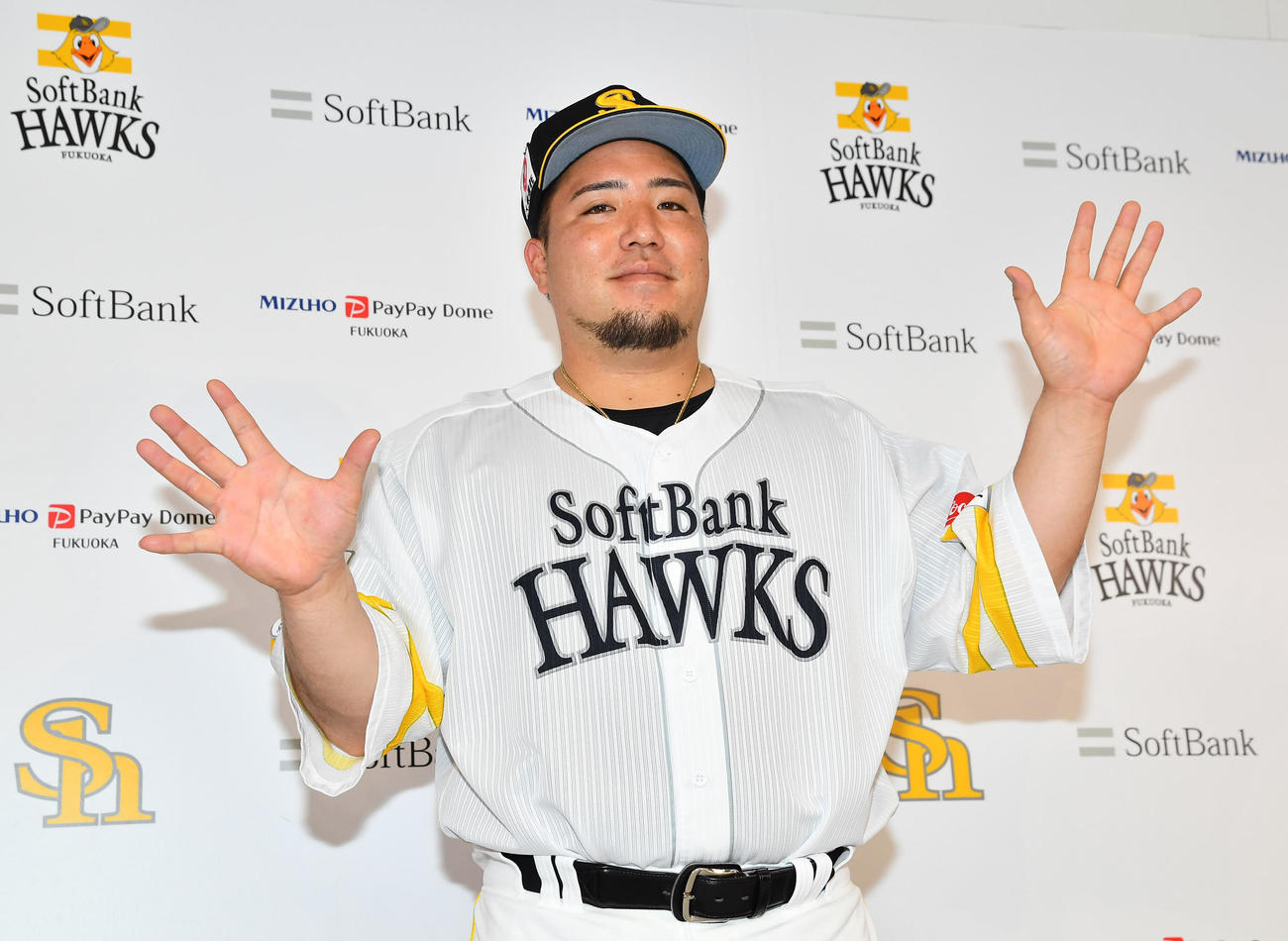 選手間投票でオールスターに選出され、どすこいポーズを決めるソフトバンク山川（撮影・岩下翔太）