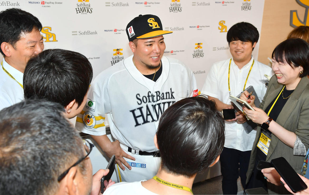 選手間投票でオールスターに選出され、笑顔で囲み取材を受けるソフトバンク山川（撮影・岩下翔太）